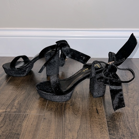 NWOT Lulus Sassyy Black Velvet Bow Platform Ankle Strap Sandals - Picture 4 of 8